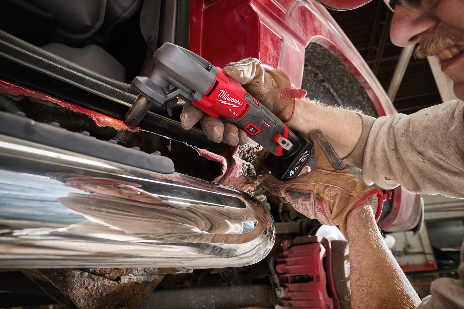 Mașină de tăiat tablă 1.6 mm M12 FUEL Milwaukee M12 FNB16-0 - in utilizare 17