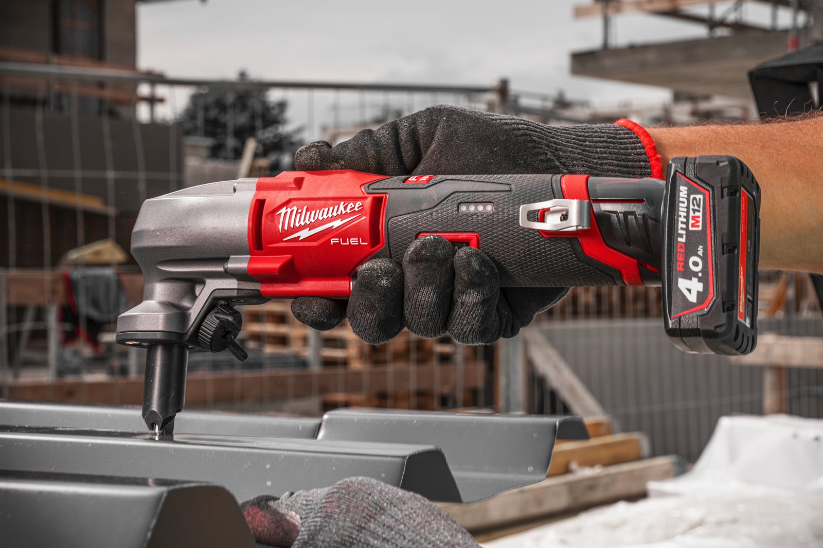 Mașină de tăiat tablă 1.6 mm M12 FUEL Milwaukee M12 FNB16-0 - in utilizare 2