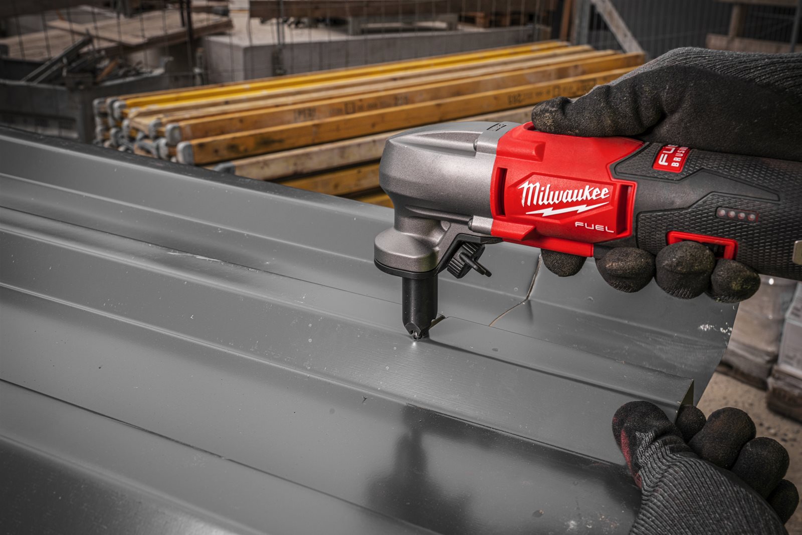 Mașină de tăiat tablă 1.6 mm M12 FUEL Milwaukee M12 FNB16-0 - in utilizare 3