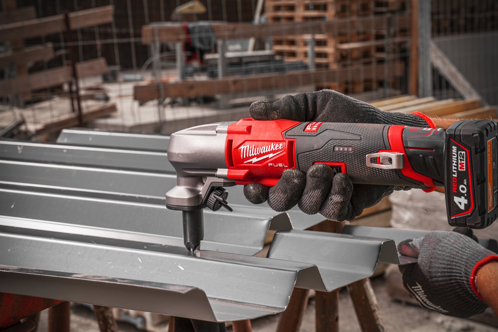 Mașină de tăiat tablă 1.6 mm M12 FUEL Milwaukee M12 FNB16-0 - in utilizare 4