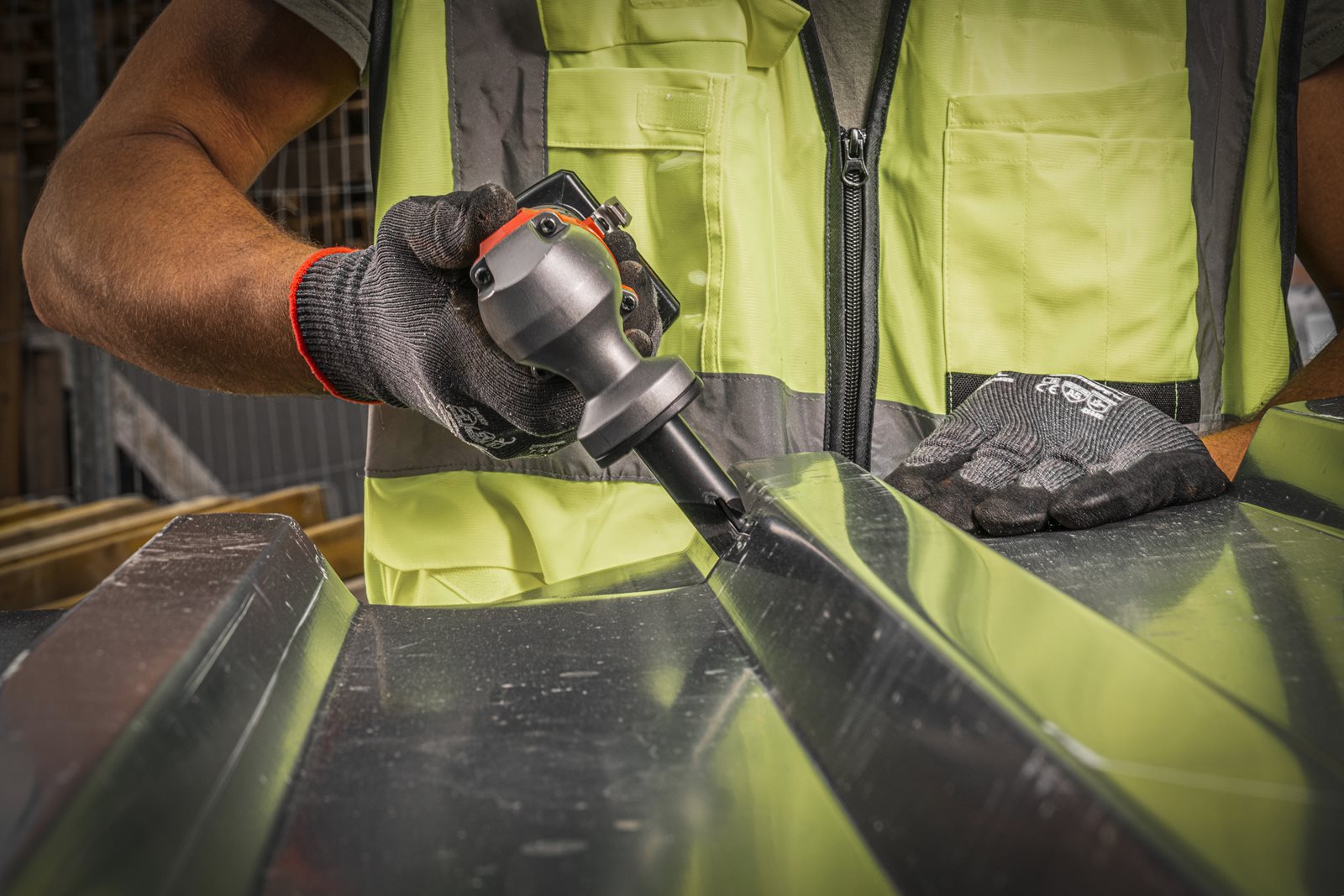 Mașină de tăiat tablă 1.6 mm M12 FUEL Milwaukee M12 FNB16-0 - in utilizare 5