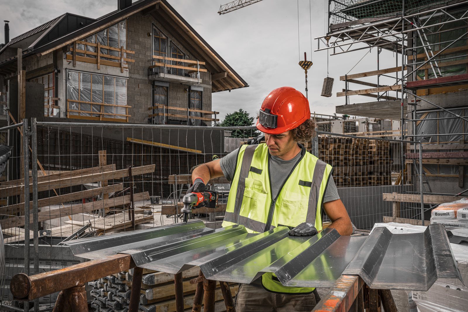 Mașină de tăiat tablă 1.6 mm M12 FUEL Milwaukee M12 FNB16-0 - in utilizare 6