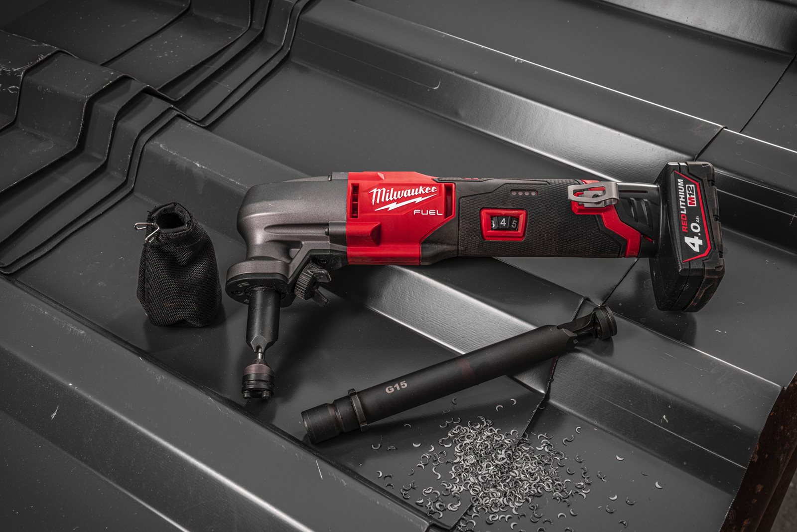 Mașină de tăiat tablă 1.6 mm M12 FUEL Milwaukee M12 FNB16-0 - in utilizare 7