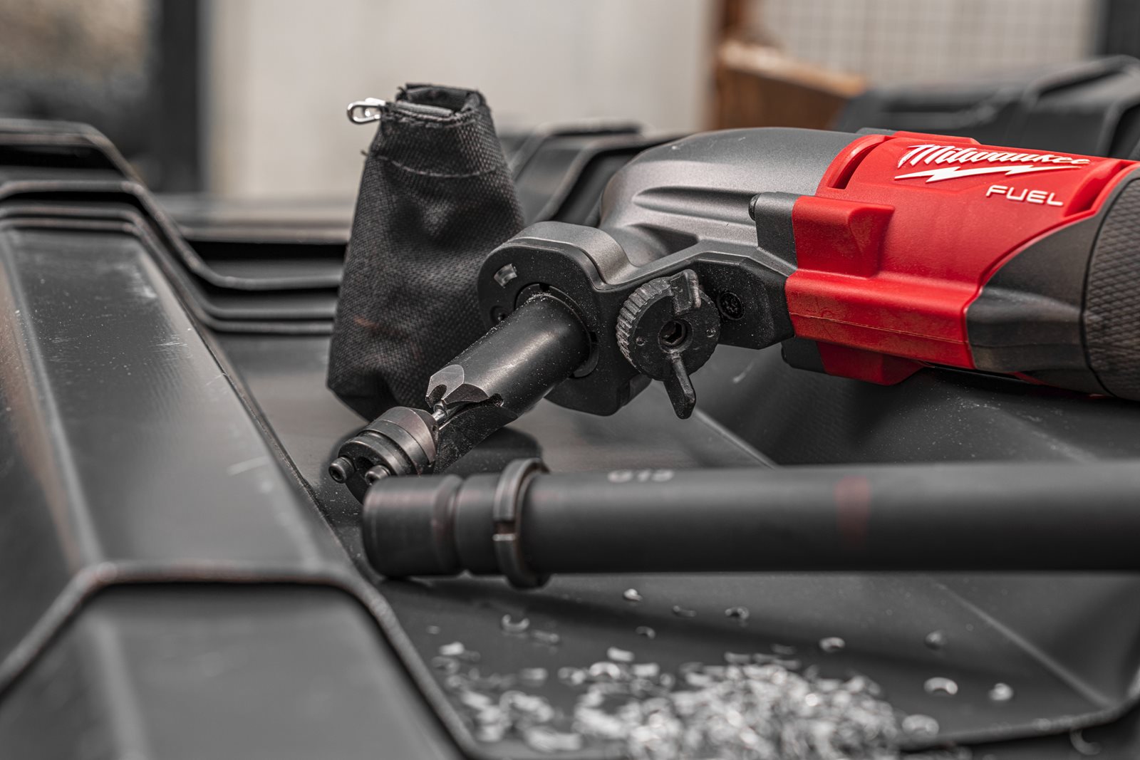 Mașină de tăiat tablă 1.6 mm M12 FUEL Milwaukee M12 FNB16-0 - in utilizare 8
