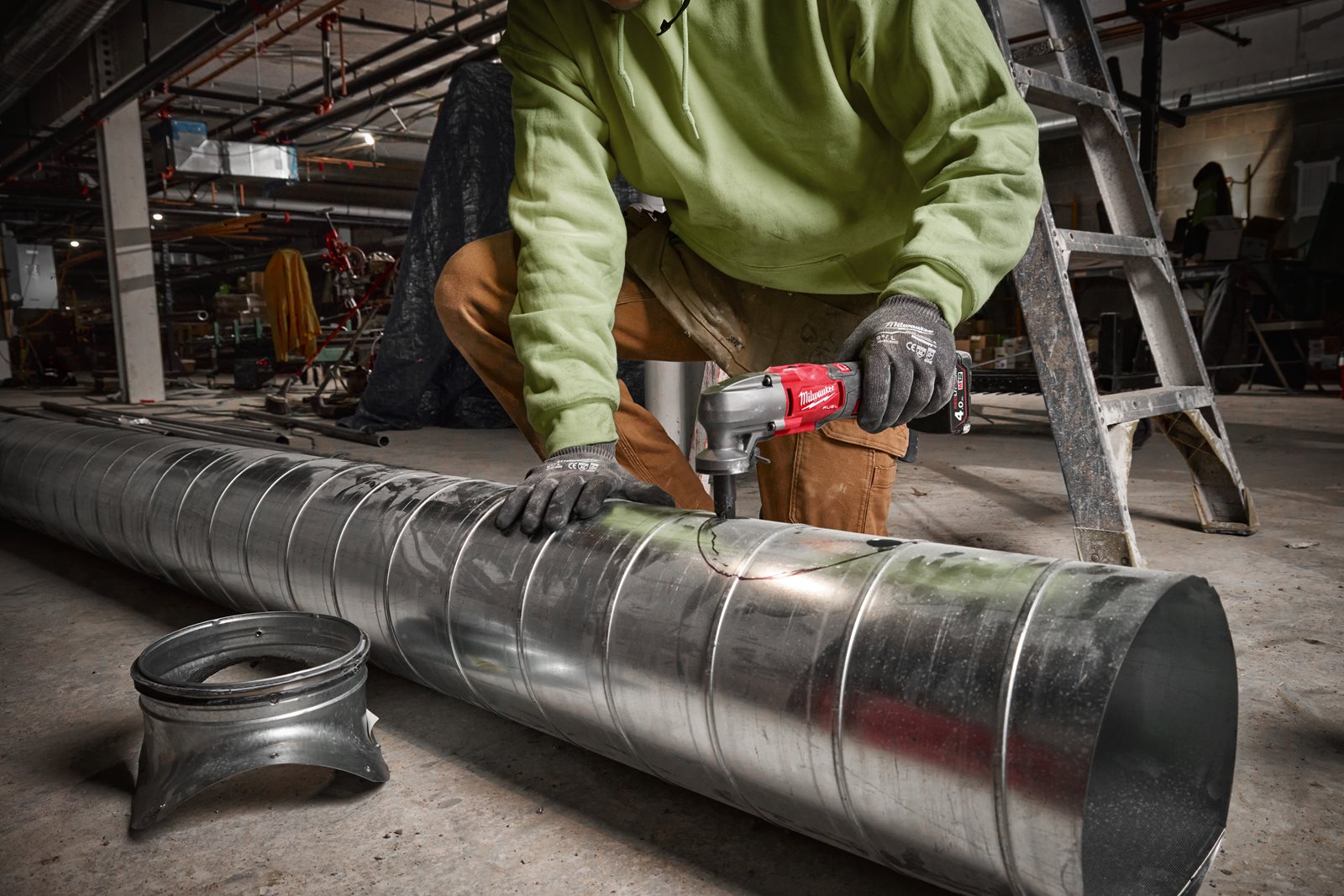 Mașină de tăiat tablă 1.6 mm M12 FUEL Milwaukee M12 FNB16-0 - in utilizare 9