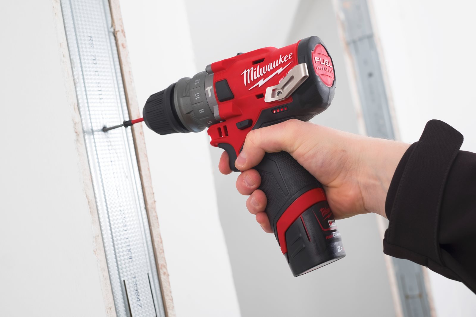 Mașină de găurit M12 FUEL subcompactă cu percuție și mandrină detașabilă Milwaukee M12 FPDX-0 4933464135 - in utilizare 1