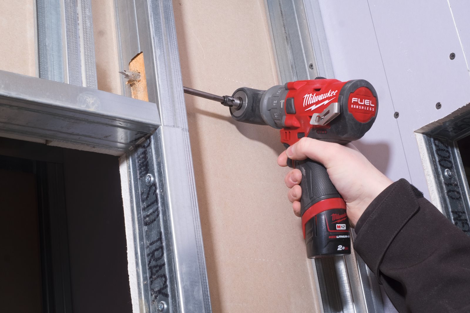Mașină de găurit M12 FUEL subcompactă cu percuție și mandrină detașabilă Milwaukee M12 FPDX-0 4933464135 - in utilizare 10