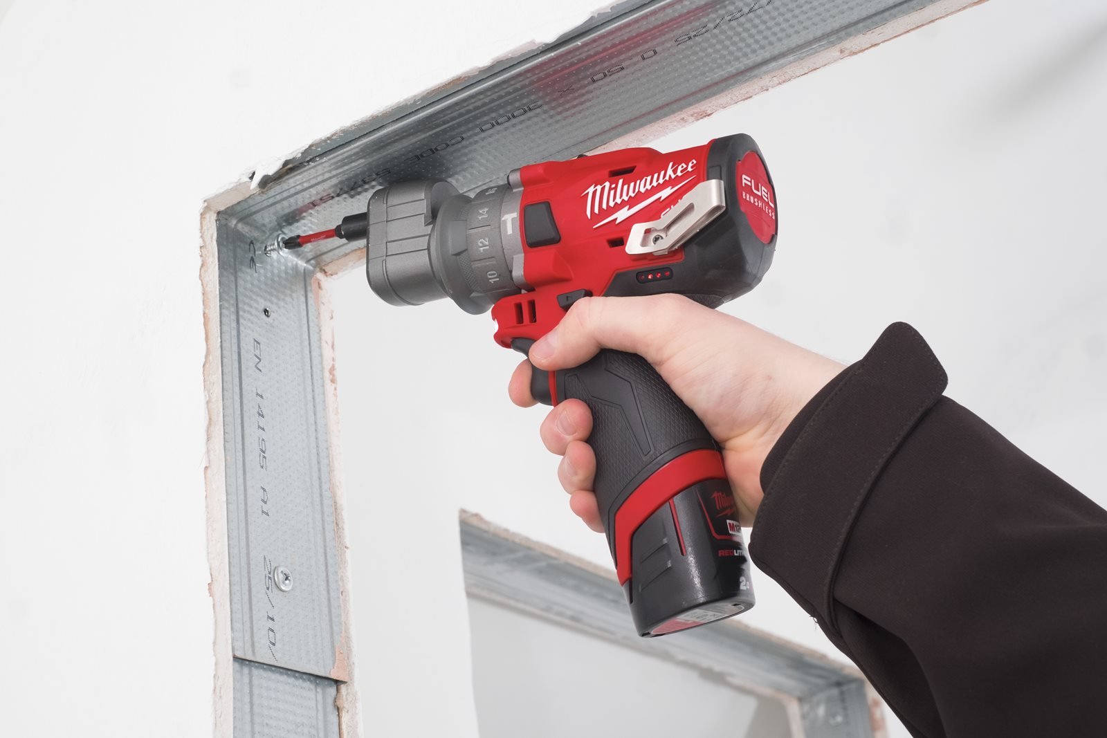 Mașină de găurit M12 FUEL subcompactă cu percuție și mandrină detașabilă Milwaukee M12 FPDX-0 4933464135 - in utilizare 2