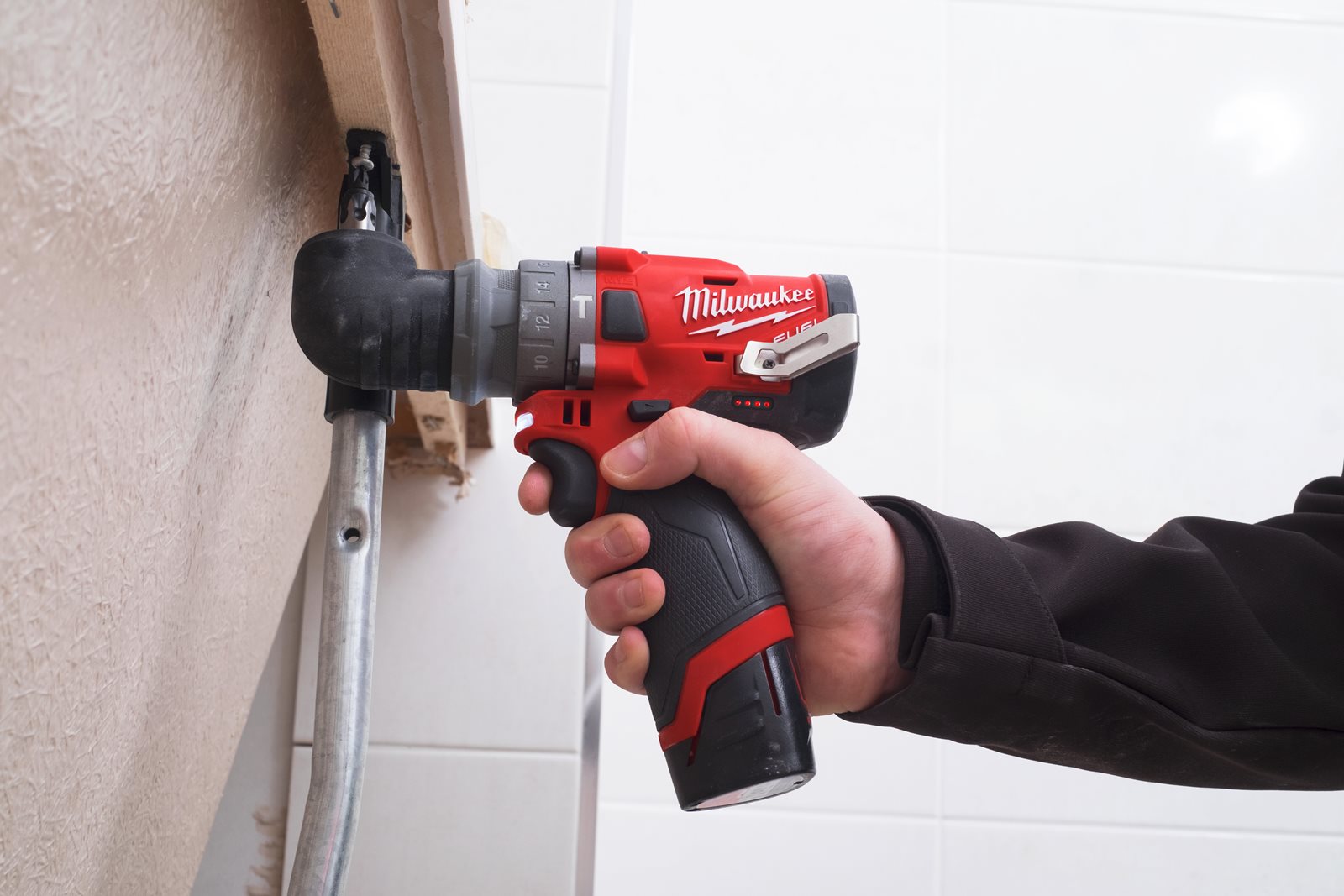 Mașină de găurit M12 FUEL subcompactă cu percuție și mandrină detașabilă Milwaukee M12 FPDX-0 4933464135 - in utilizare 3