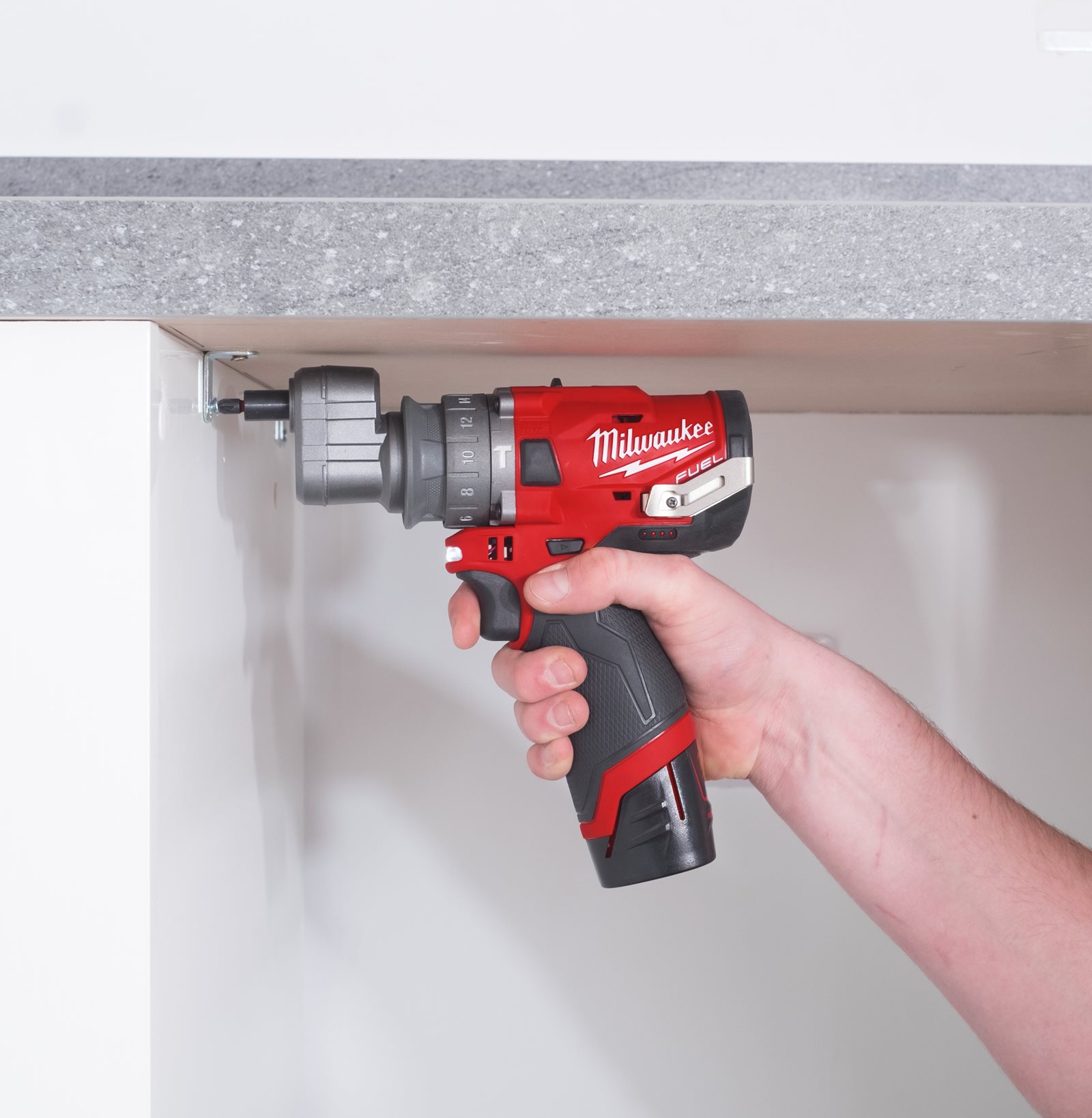 Mașină de găurit M12 FUEL subcompactă cu percuție și mandrină detașabilă Milwaukee M12 FPDX-0 4933464135 - in utilizare 8