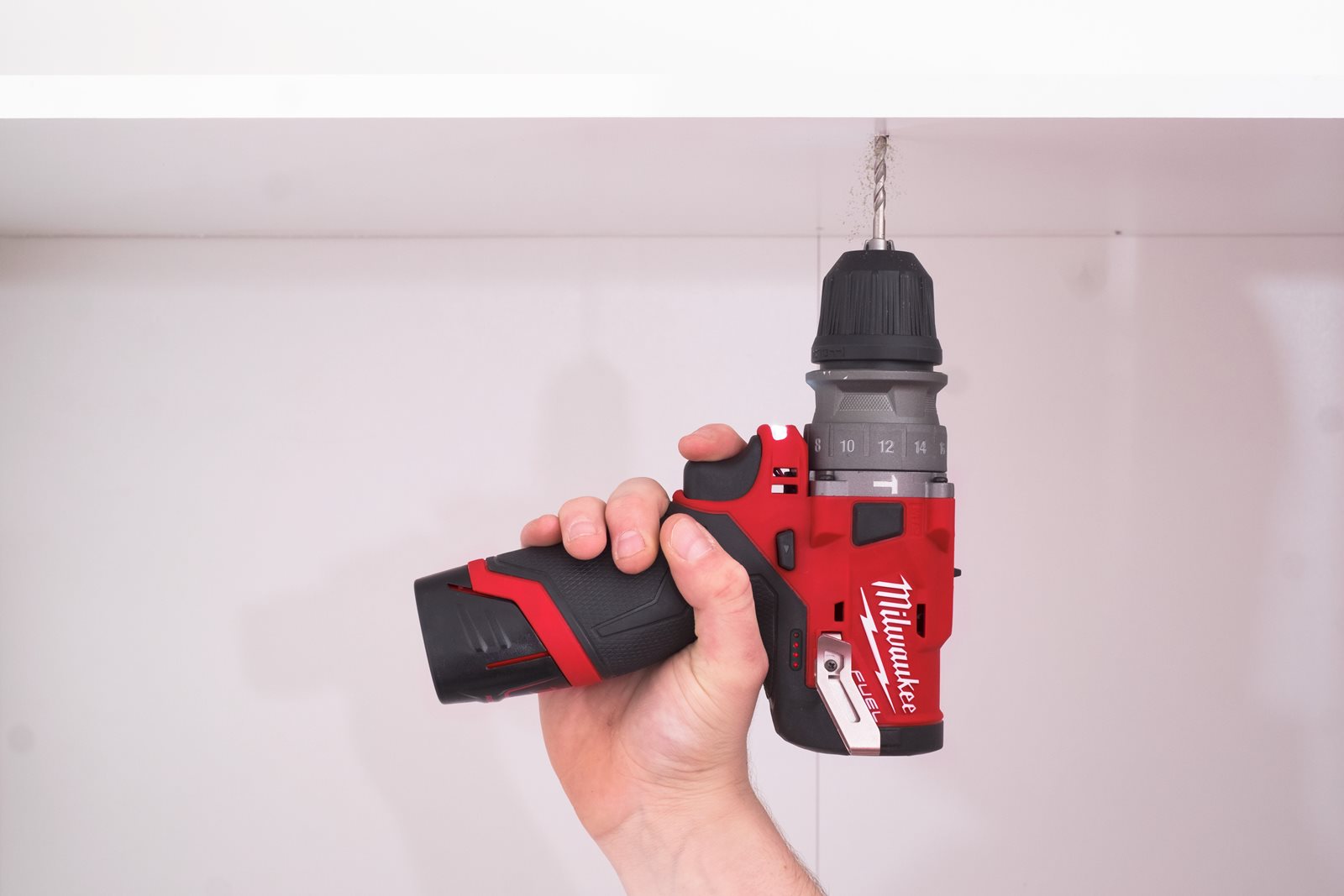 Mașină de găurit M12 FUEL subcompactă cu percuție și mandrină detașabilă Milwaukee M12 FPDX-0 4933464135 - in utilizare 9