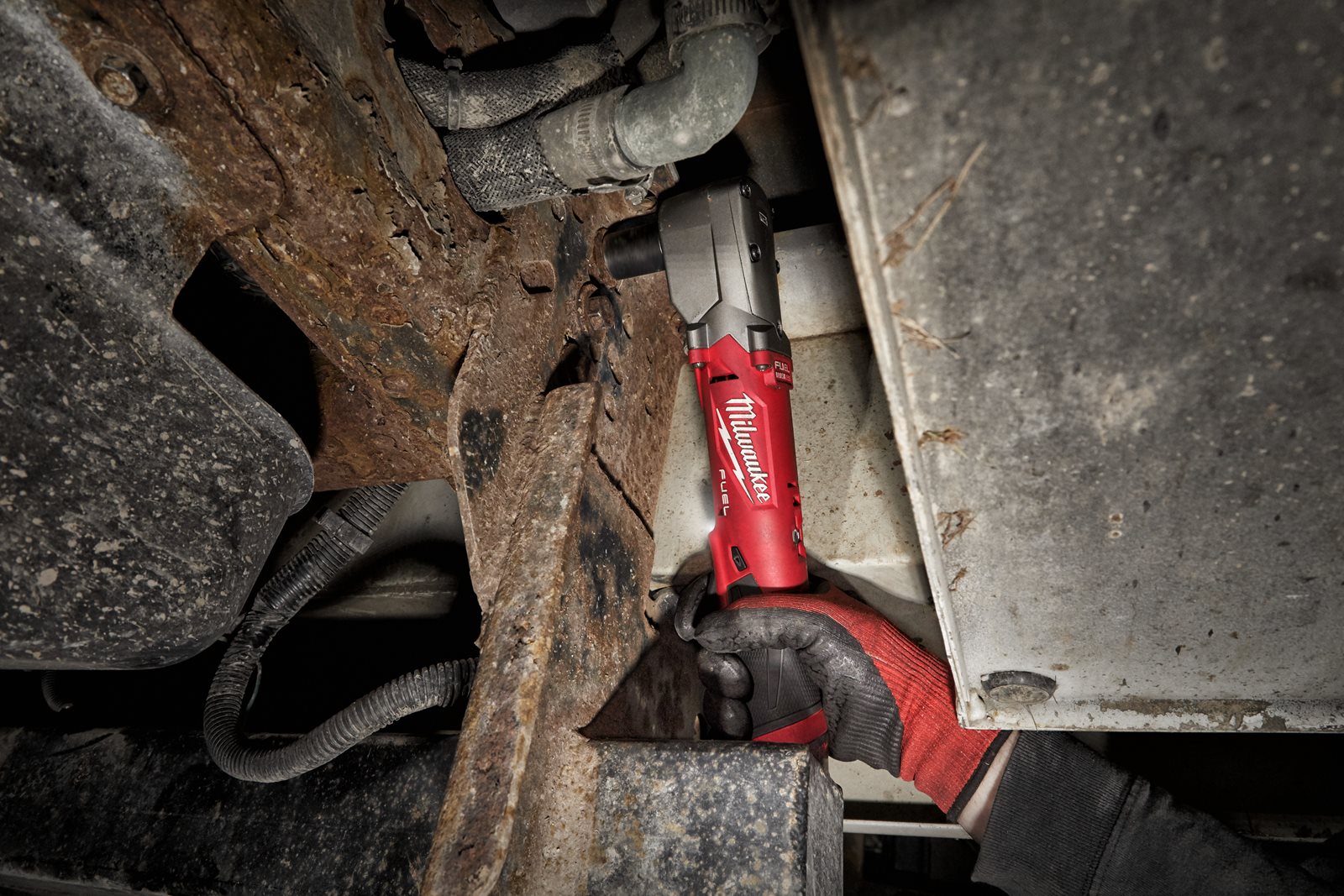 Cheie de impact 1/2" M12 FUEL cu unghi drept și inel de fixare Milwaukee M12 FRAIWF12-0 - in utilizare 2