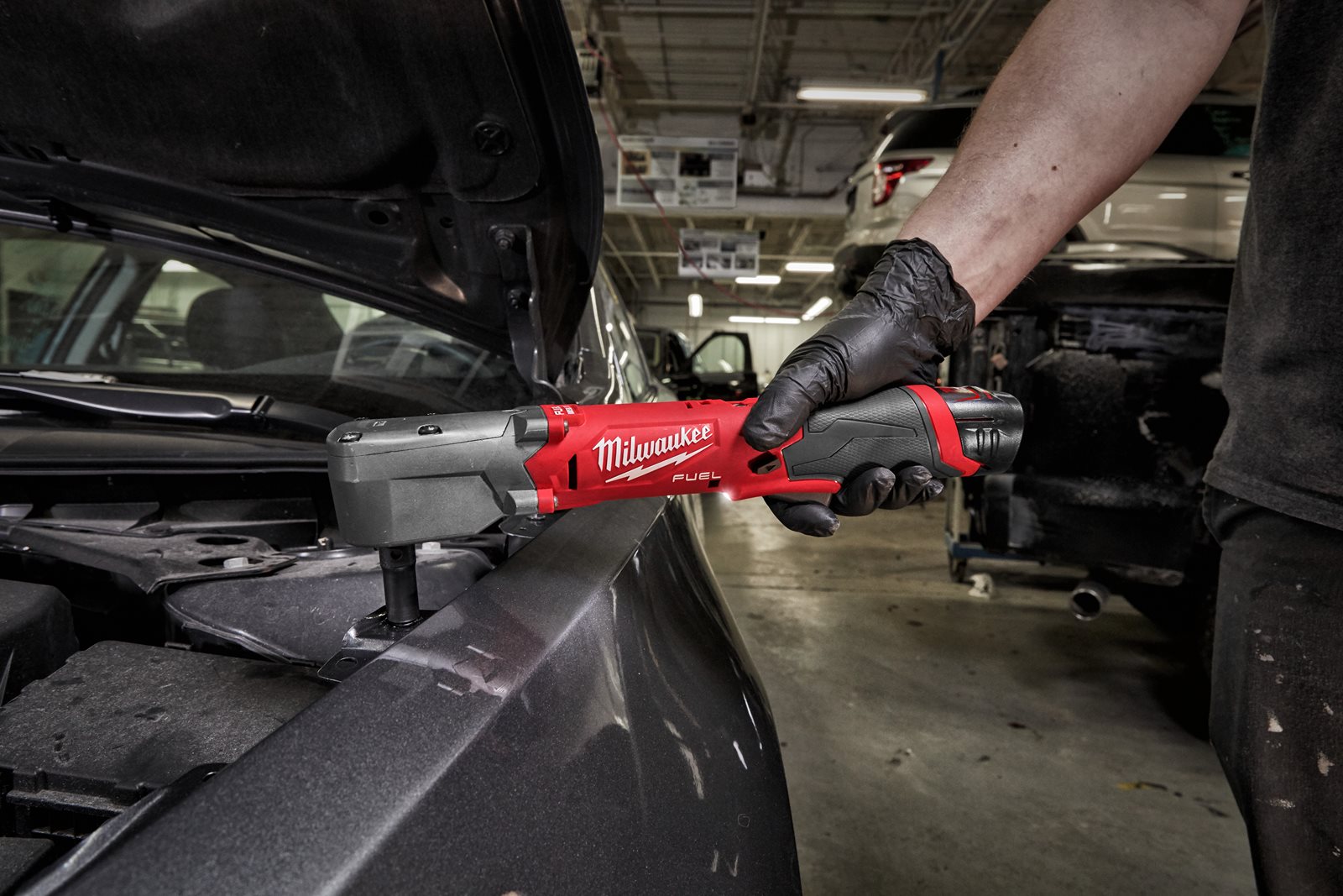 Cheie de impact 1/2" M12 FUEL cu unghi drept și inel de fixare Milwaukee M12 FRAIWF12-0 - in utilizare 3