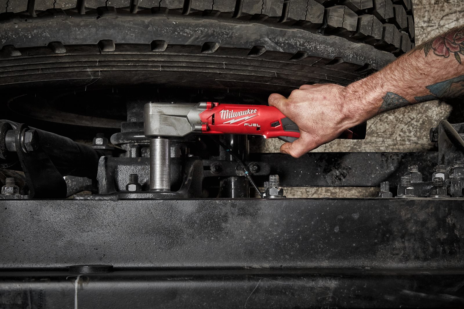 Cheie de impact 3/8" M12 FUEL cu unghi drept și inel de fixare Milwaukee M12 FRAIWF38-0 - in utilizare 5