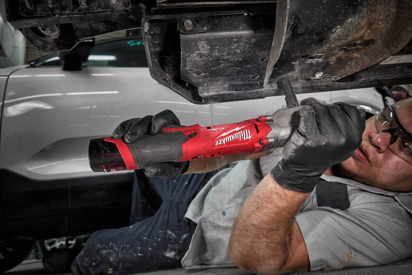 Cheie de impact 3/8" M12 FUEL cu unghi drept și inel de fixare Milwaukee M12 FRAIWF38-0 - in utilizare 6