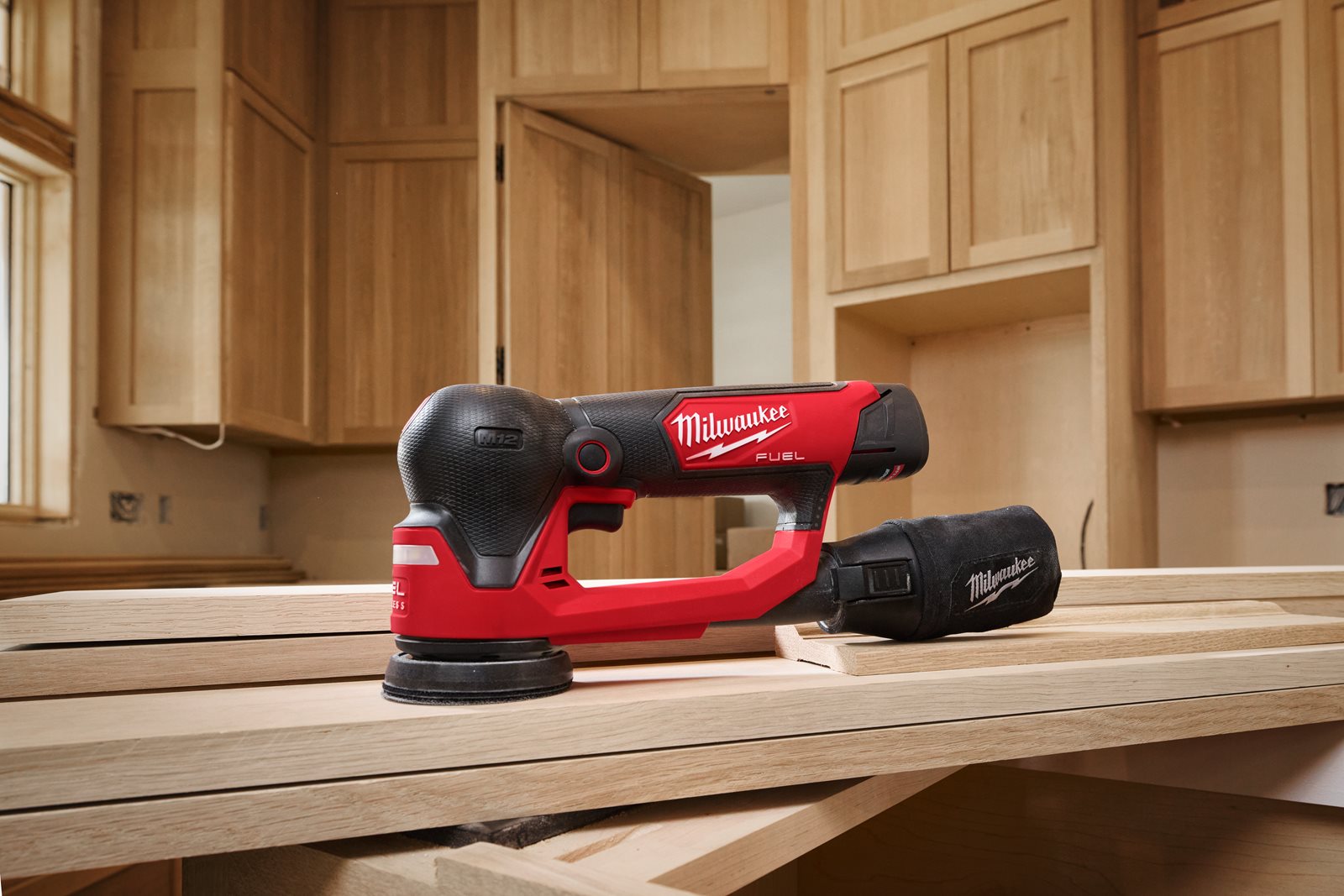 Șlefuitor orbital M12 FUEL 75 mm Milwaukee M12 FSDR75-0B - in utilizare 7