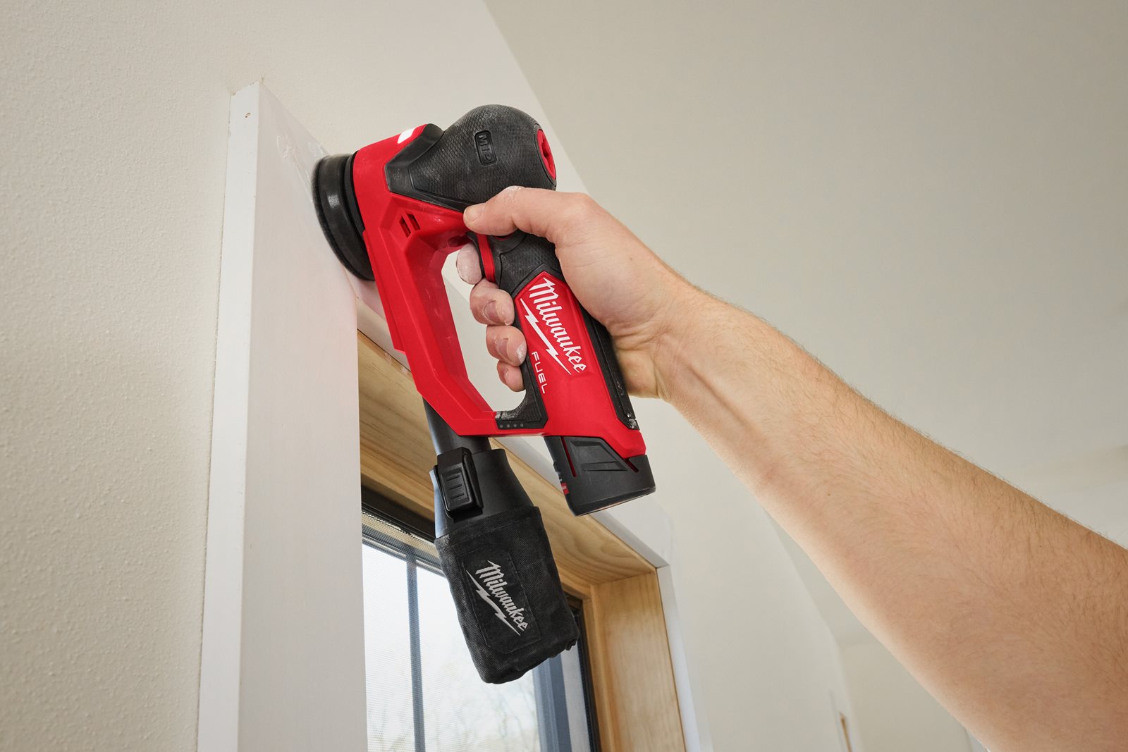 Șlefuitor orbital M12 FUEL 75 mm Milwaukee M12 FSDR75-0B - in utilizare 9