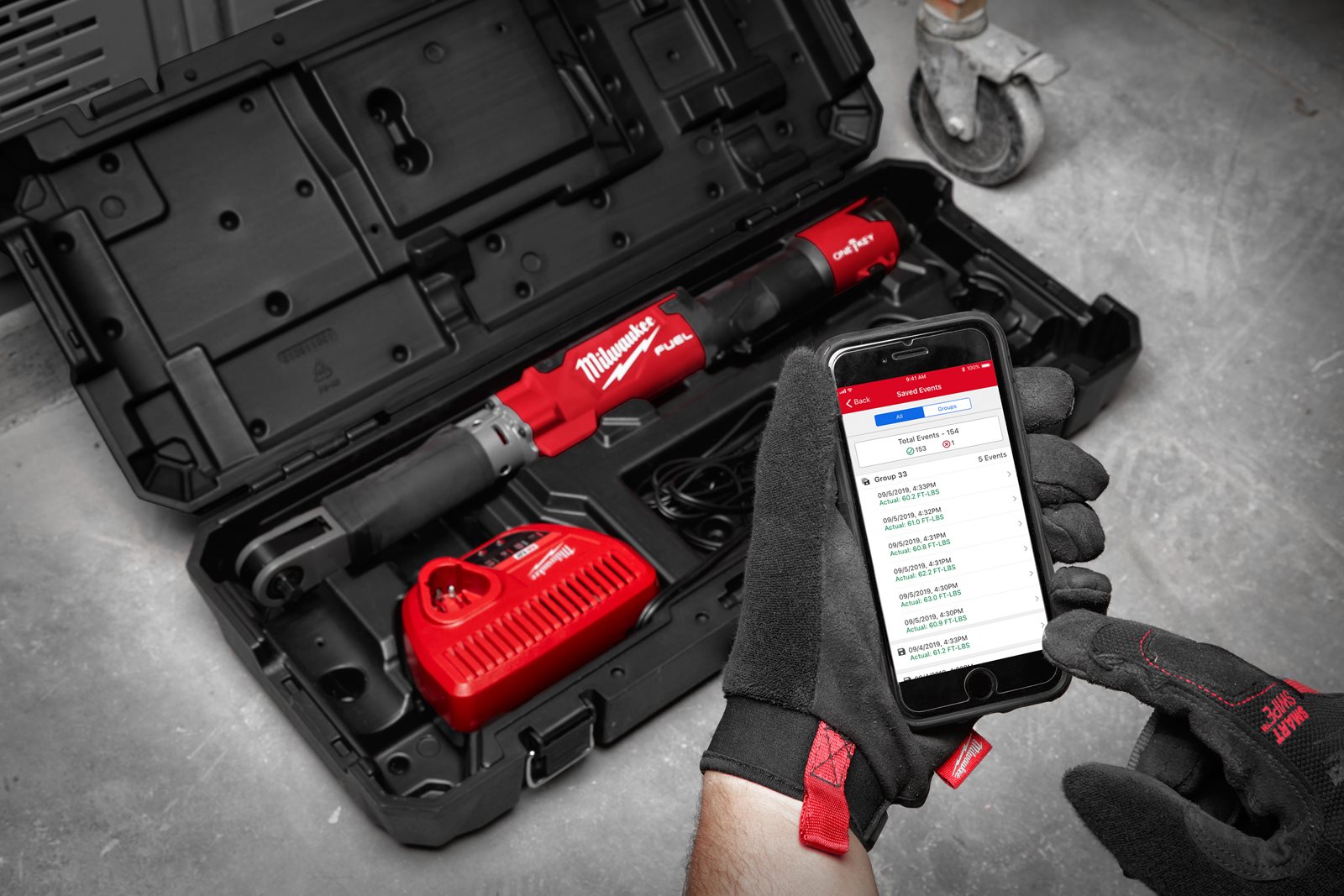 Cheie dinamometrică digitală 3/8 " M12 FUEL ONE-KEY Milwaukee M12 ONEFTR38-0C - in utilizare 1