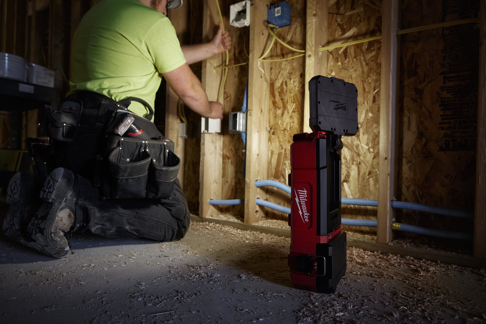 Proiector M12 PACKOUT 1400 lumeni Milwaukee M12 POAL-0 - in utilizare 1
