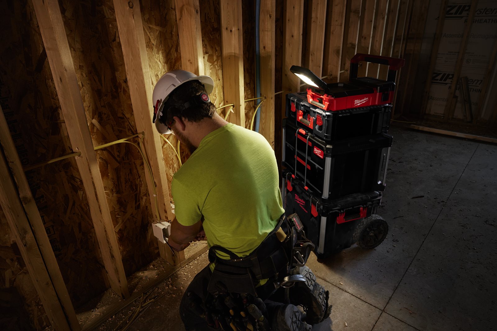 Proiector M12 PACKOUT 1400 lumeni Milwaukee M12 POAL-0 - in utilizare 2