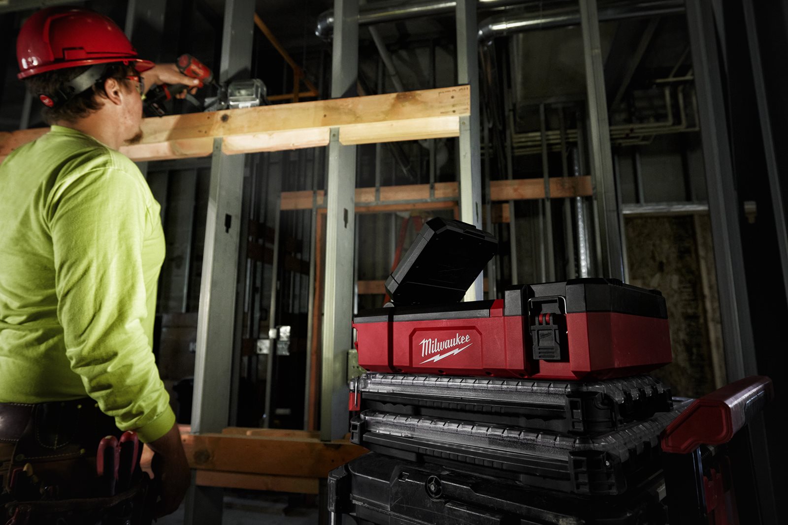 Proiector M12 PACKOUT 1400 lumeni Milwaukee M12 POAL-0 - in utilizare 3
