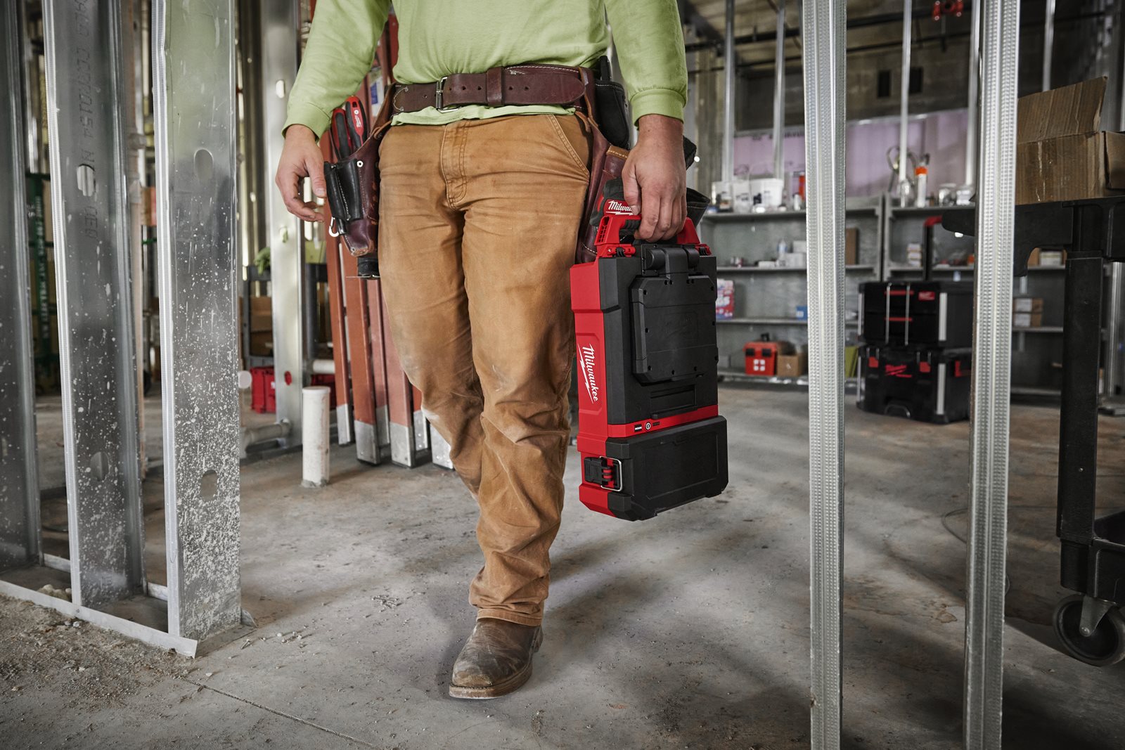 Proiector M12 PACKOUT 1400 lumeni Milwaukee M12 POAL-0 - in utilizare 4