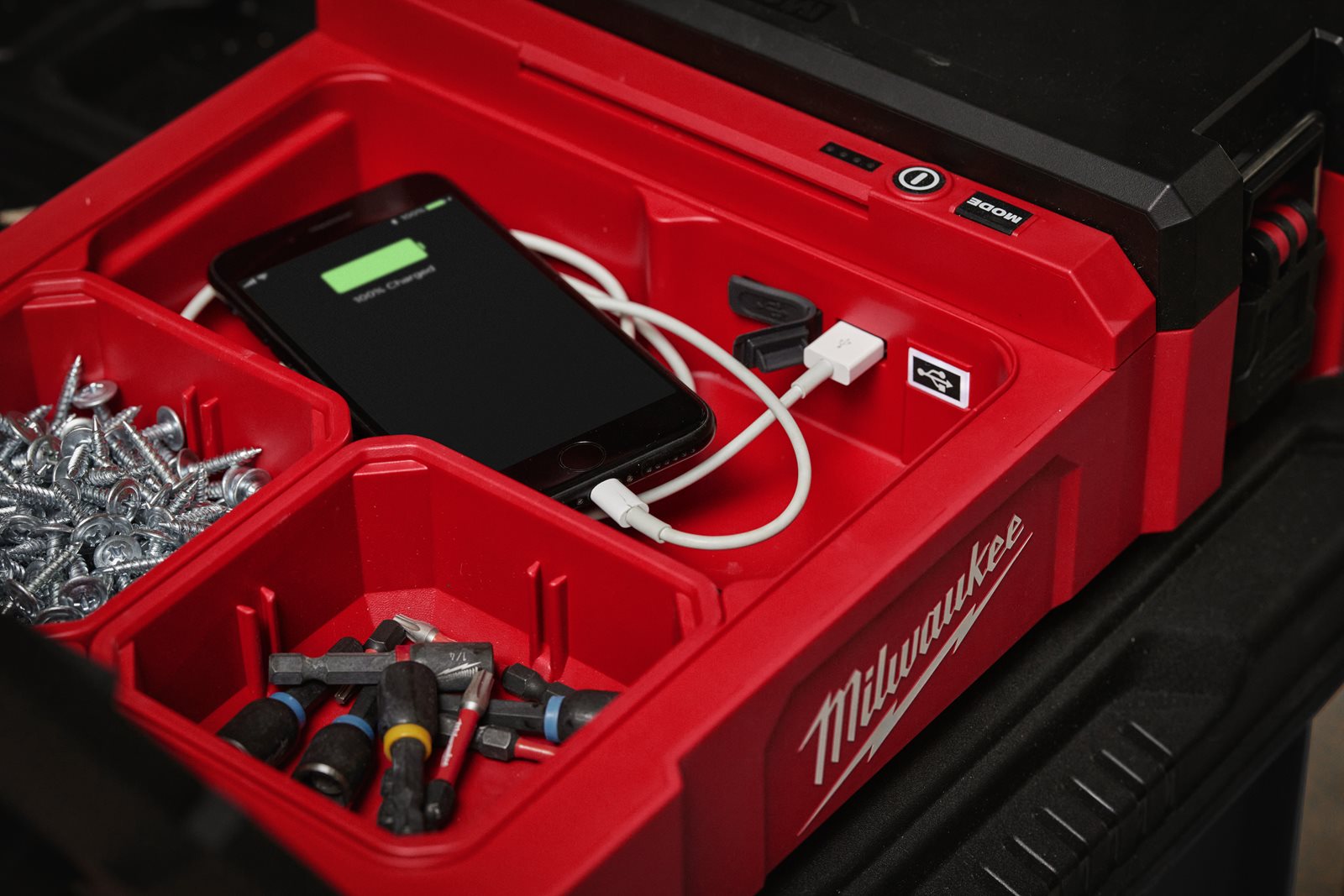 Proiector M12 PACKOUT 1400 lumeni Milwaukee M12 POAL-0 - in utilizare 5
