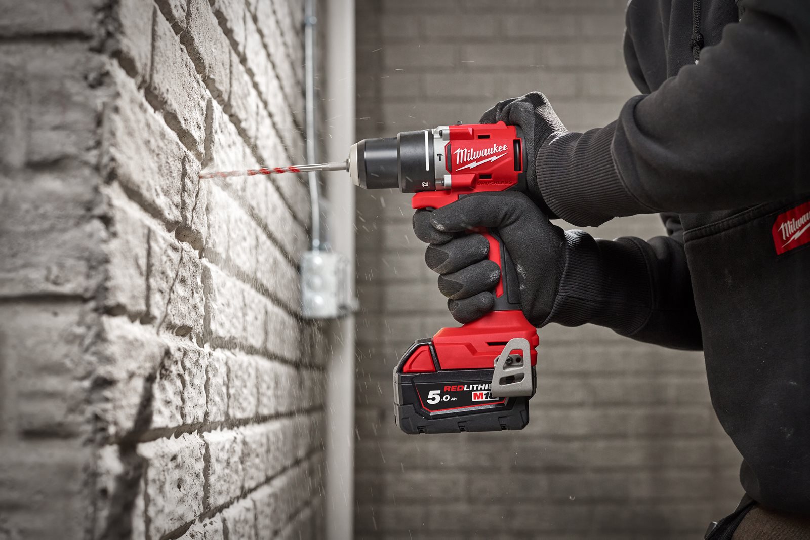 Mașină de găurit compactă, cu percuție și motor fără perii M18 Milwaukee M18 BLPDRC-0 - in utilizare 1