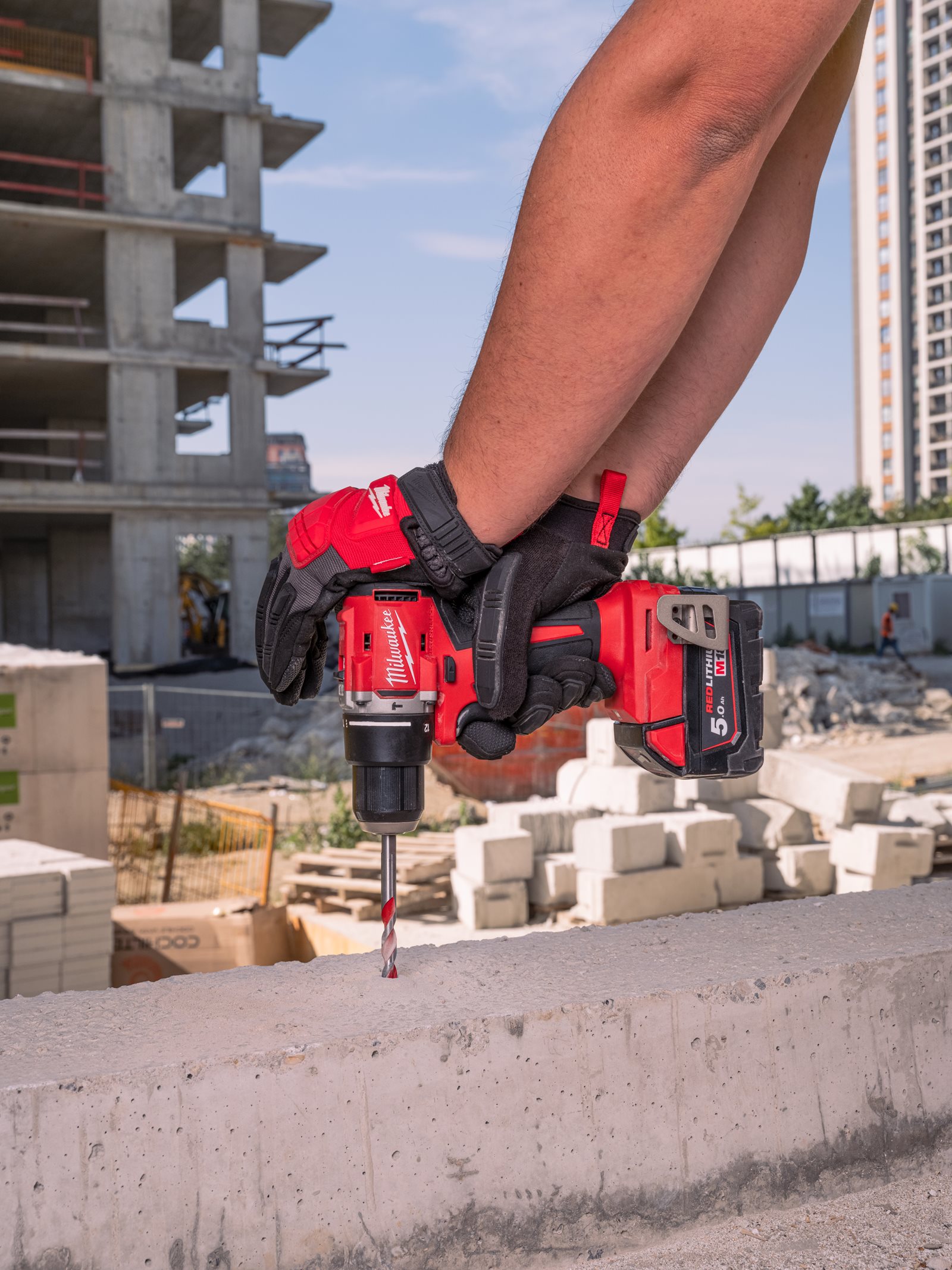 Mașină de găurit compactă, cu percuție și motor fără perii M18 Milwaukee M18 BLPDRC-0 - in utilizare 10