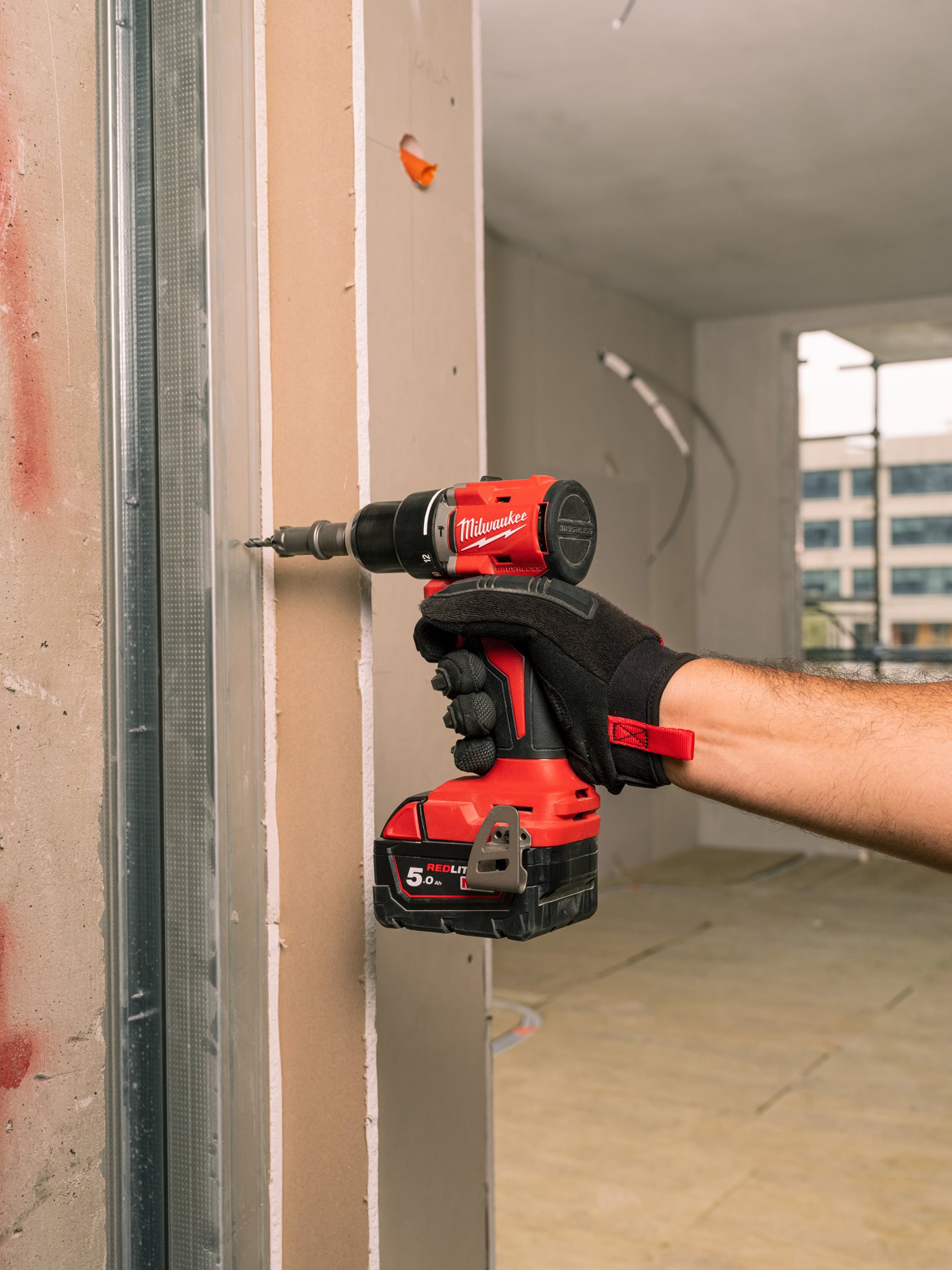 Mașină de găurit compactă, cu percuție și motor fără perii M18 Milwaukee M18 BLPDRC-0 - in utilizare 11