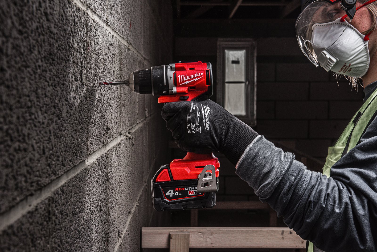 Mașină de găurit compactă, cu percuție și motor fără perii M18 Milwaukee M18 BLPDRC-0 - in utilizare 12