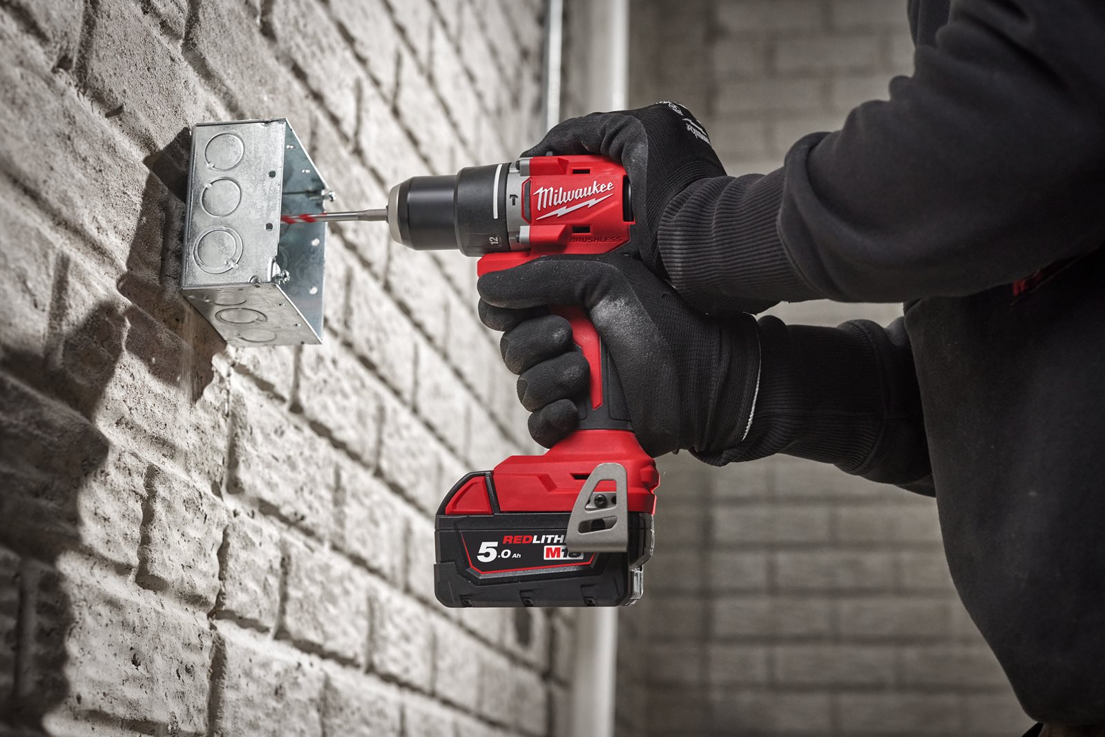 Mașină de găurit compactă, cu percuție și motor fără perii M18 Milwaukee M18 BLPDRC-0 - in utilizare 2