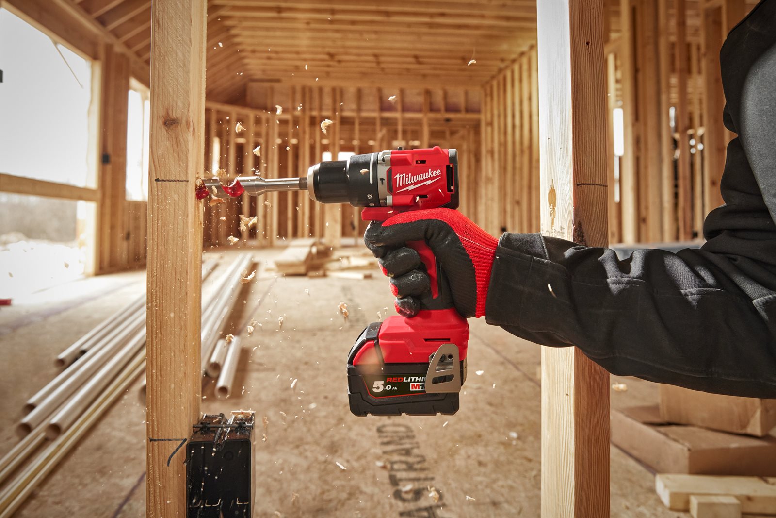 Mașină de găurit compactă, cu percuție și motor fără perii M18 Milwaukee M18 BLPDRC-0 - in utilizare 3