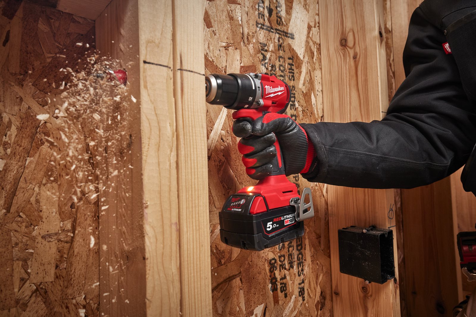 Mașină de găurit compactă, cu percuție și motor fără perii M18 Milwaukee M18 BLPDRC-0 - in utilizare 4