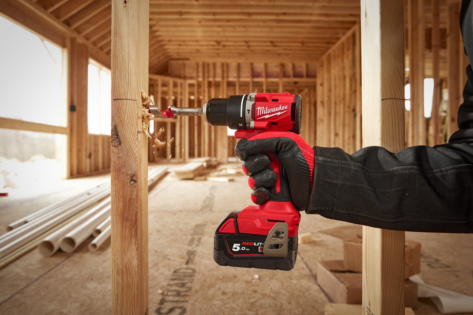 Mașină de găurit compactă, cu percuție și motor fără perii M18 Milwaukee M18 BLPDRC-0 - in utilizare 5