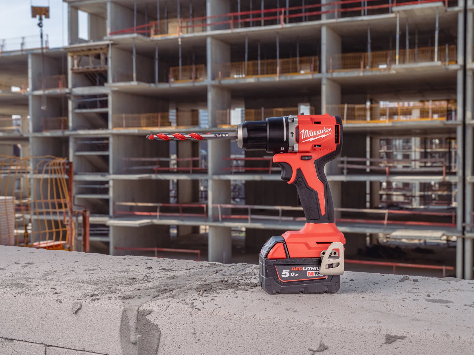 Mașină de găurit compactă, cu percuție și motor fără perii M18 Milwaukee M18 BLPDRC-0 - in utilizare 6