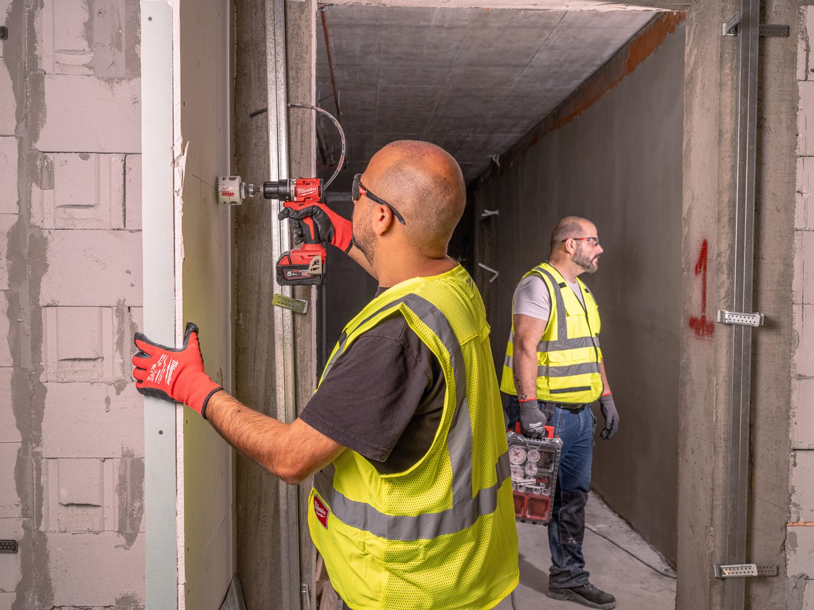 Mașină de găurit compactă, cu percuție și motor fără perii M18 Milwaukee M18 BLPDRC-0 - in utilizare 7