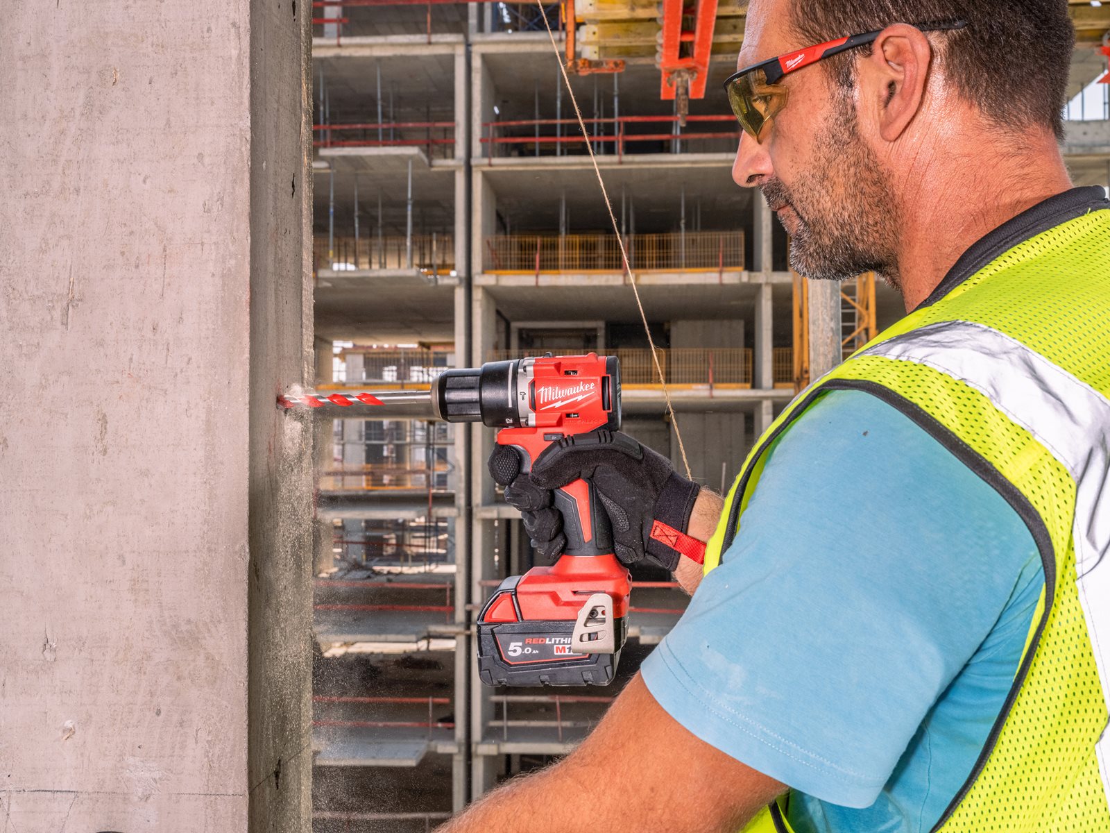 Mașină de găurit compactă, cu percuție și motor fără perii M18 Milwaukee M18 BLPDRC-0 - in utilizare 8