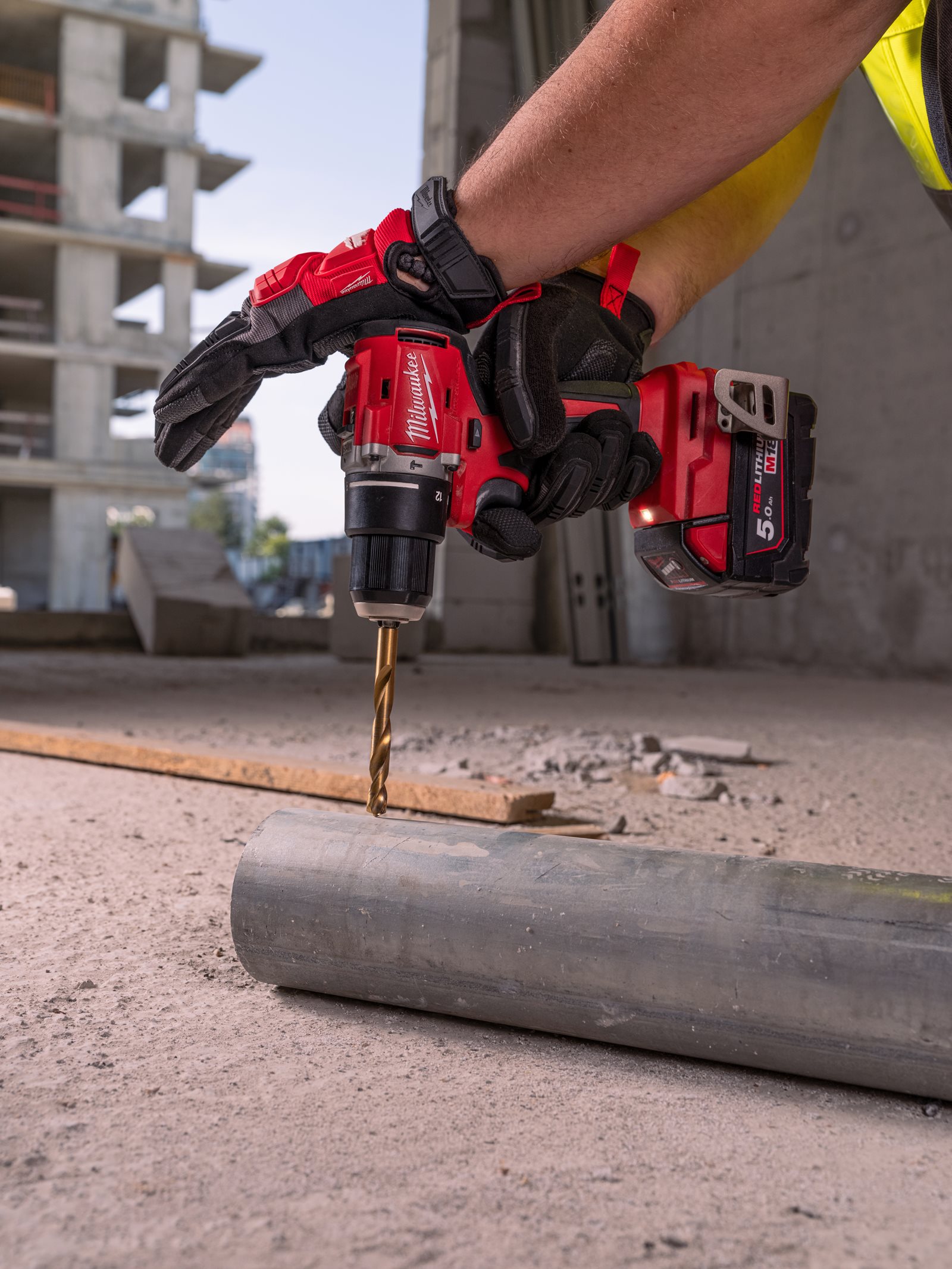 Mașină de găurit compactă, cu percuție și motor fără perii M18 Milwaukee M18 BLPDRC-0 - in utilizare 9