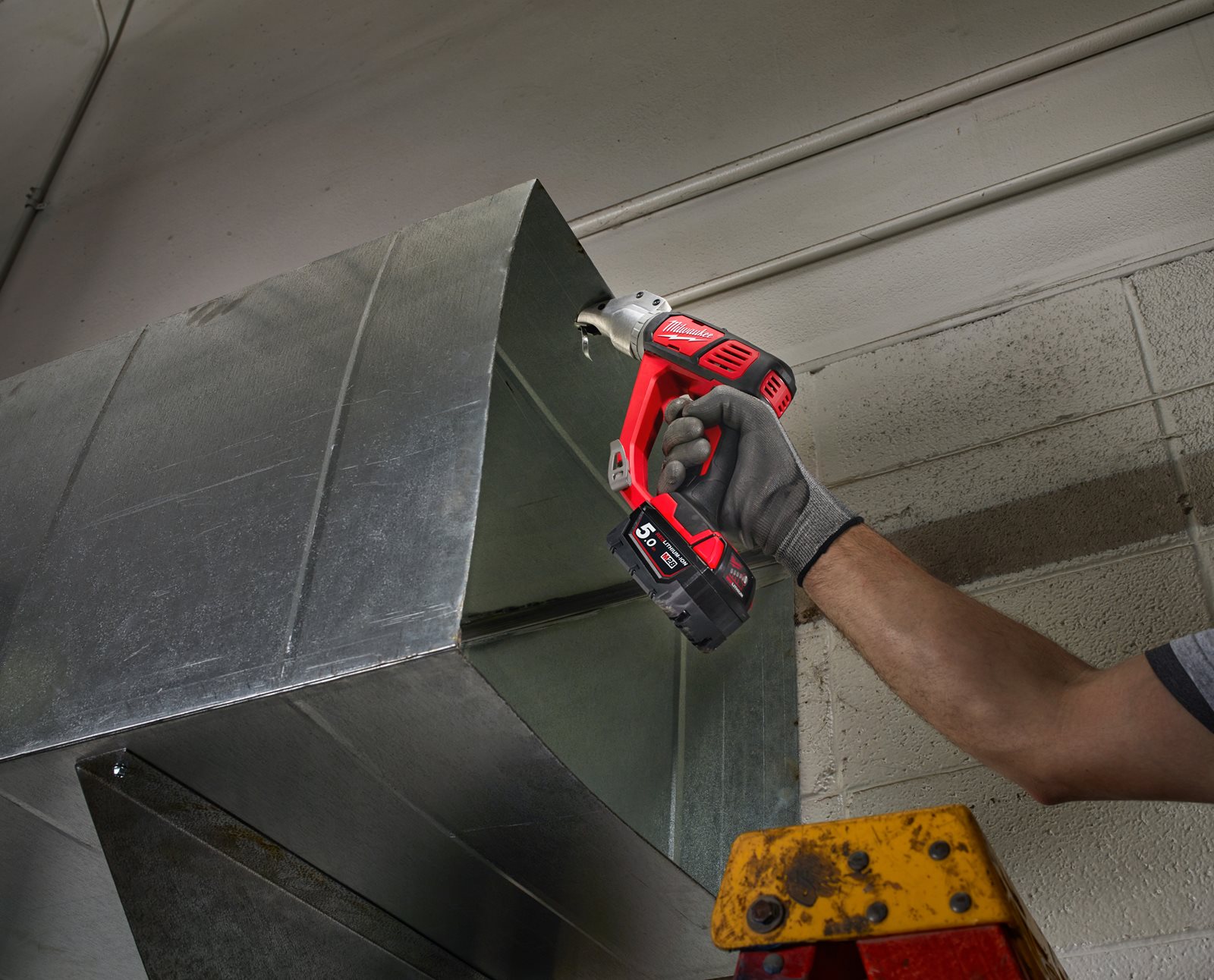 Foarfecă pentru debitat metal M18 Milwaukee M18 BMS12-0 - in utilizare 1