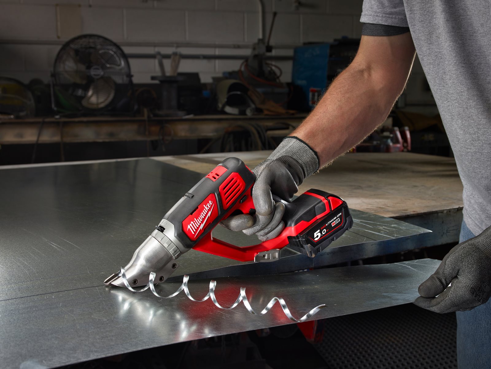 Foarfecă pentru debitat metal M18 Milwaukee M18 BMS20-0 - in utilizare 2