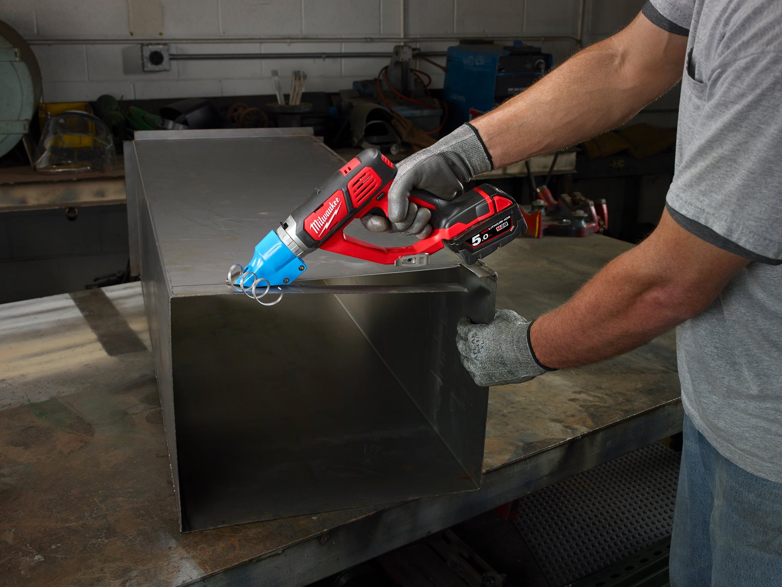 Foarfecă pentru debitat metal M18 Milwaukee M18 BMS20-0 - in utilizare 1
