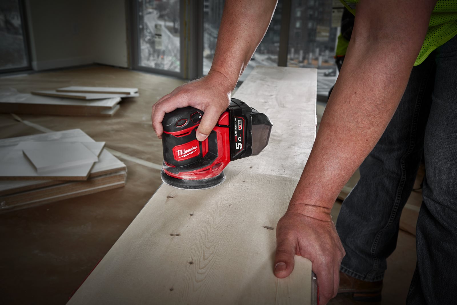 Șlefuitor orbital 125 mm M18 Milwaukee M18 BOS125-0 - in utilizare 3
