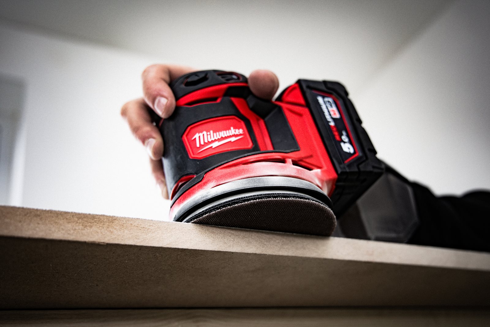 Șlefuitor orbital 125 mm M18 Milwaukee M18 BOS125-0 - in utilizare 8