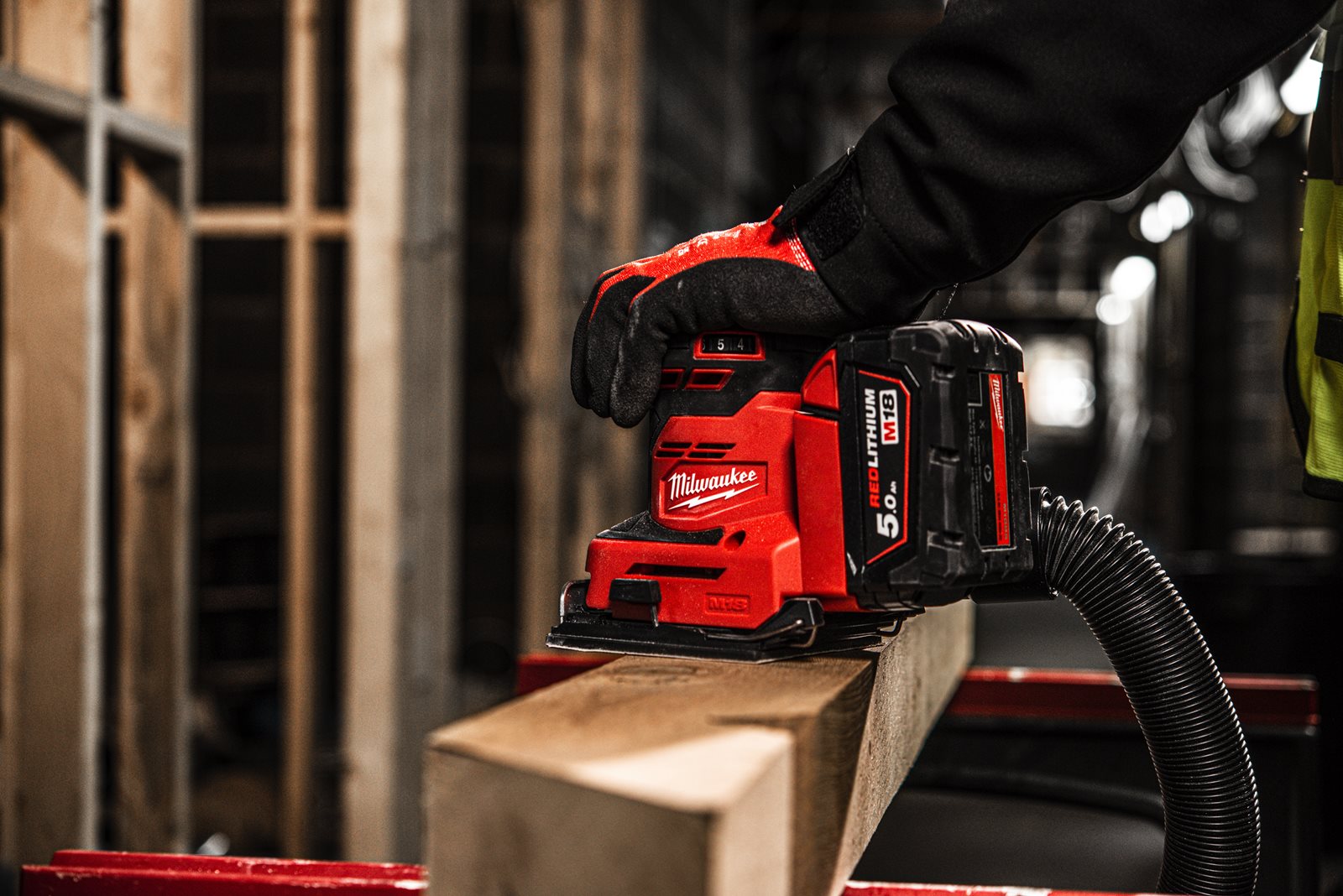 Șlefuitor rectiliniu M18 Milwaukee M18 BQSS-0 - in utilizare 3