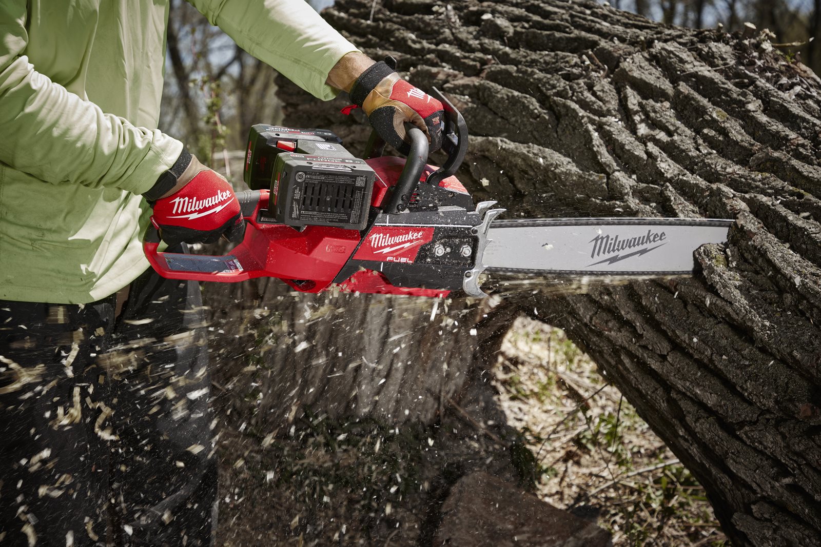Fierăstrău cu lanț cu 2 acumulatori M18 FUEL 50 cm Milwaukee M18 F2CHS50-0 - in utilizare 18
