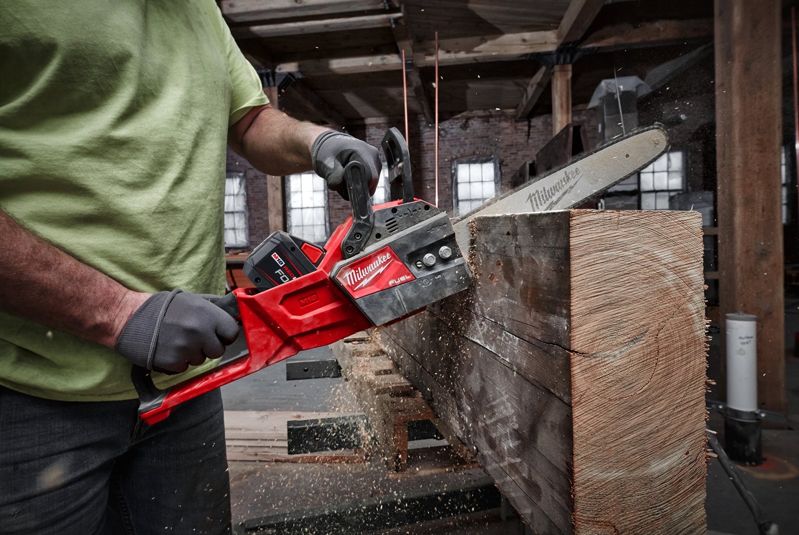 Fierăstrău cu lanț 35 cm M18 FUEL Milwaukee M18 FCHS35-0 - in utilizare 1