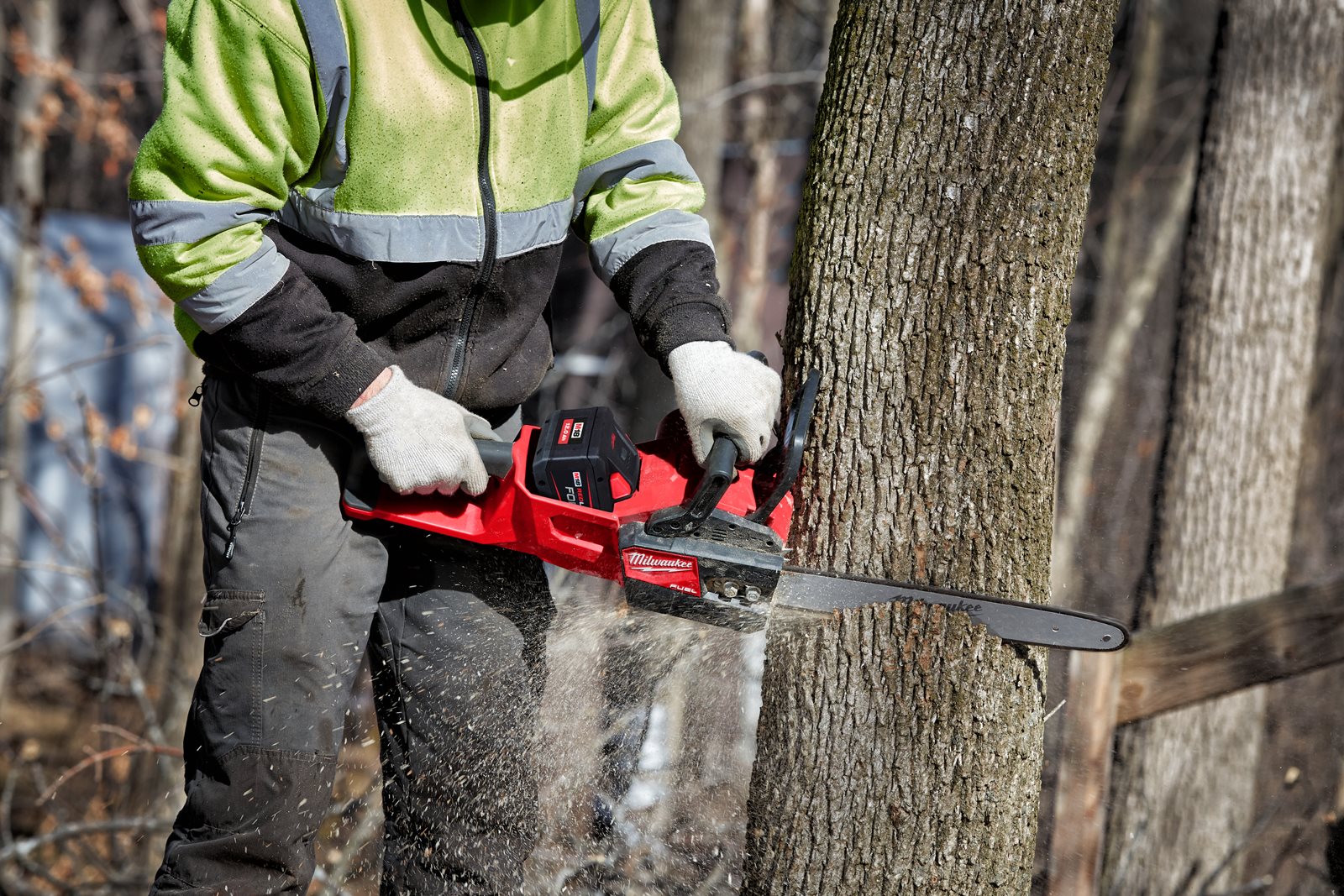 Fierăstrău cu lanț 35 cm M18 FUEL Milwaukee M18 FCHS35-0 - in utilizare 10