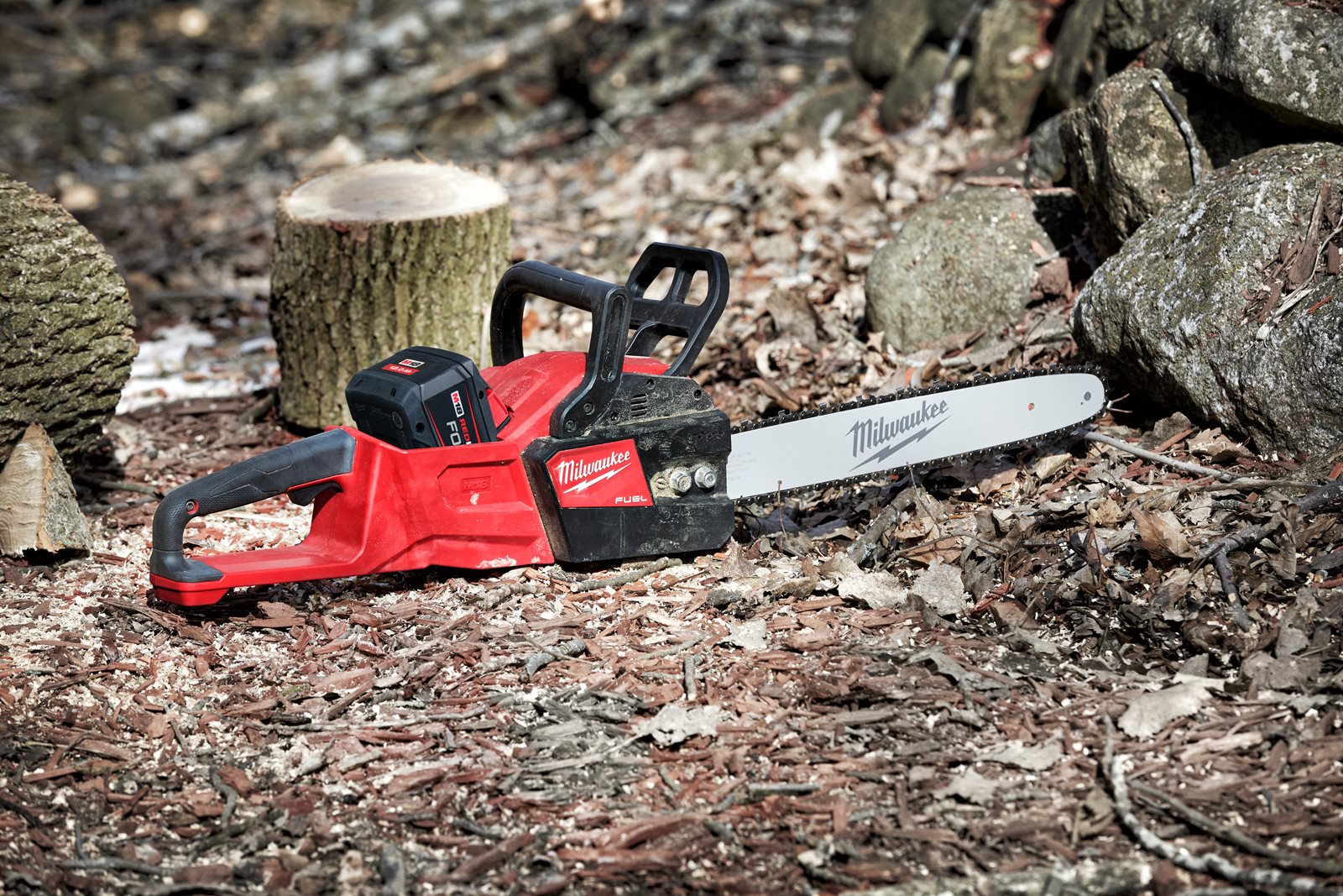Fierăstrău cu lanț 35 cm M18 FUEL Milwaukee M18 FCHS35-0 - in utilizare 11