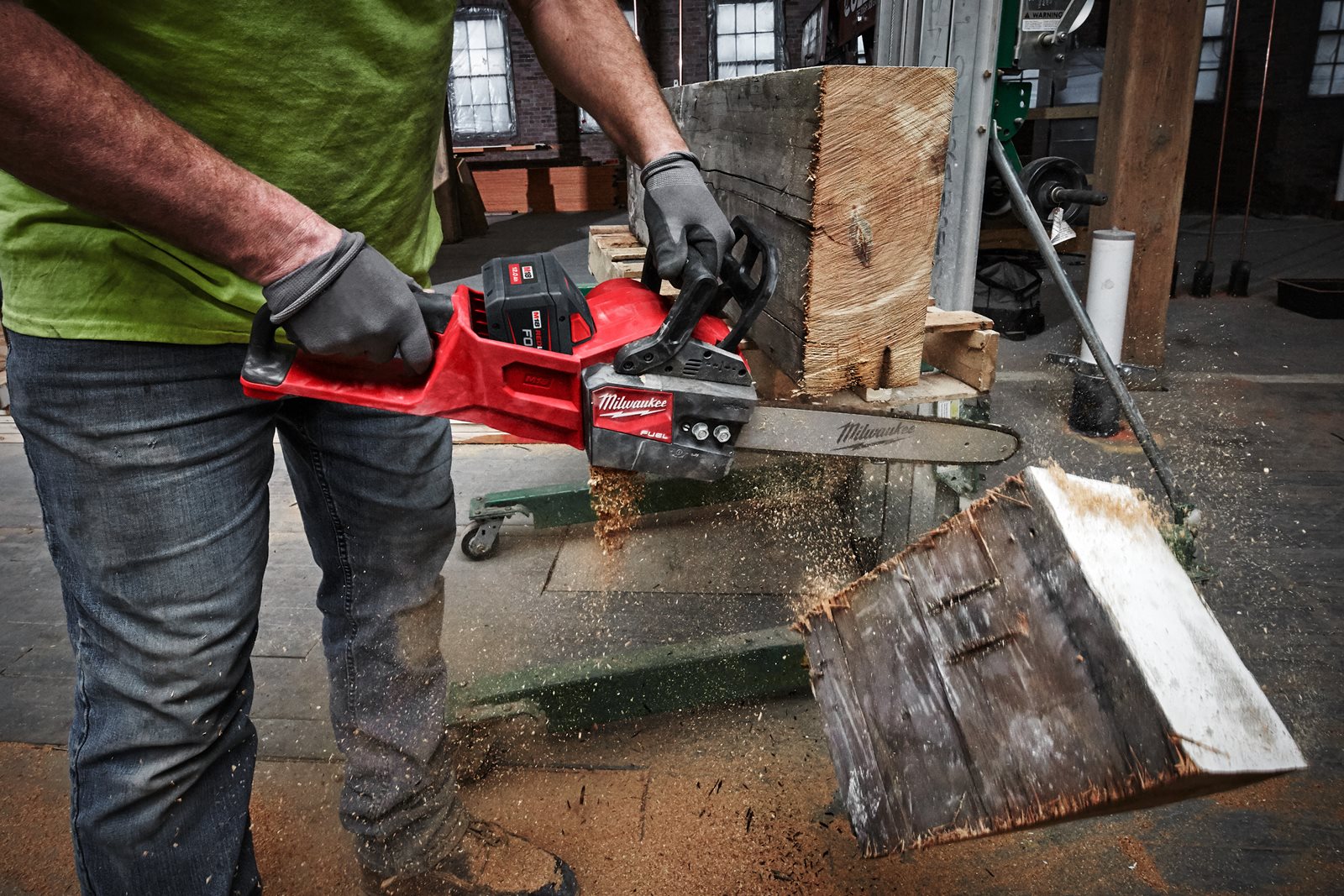 Fierăstrău cu lanț 35 cm M18 FUEL Milwaukee M18 FCHS35-0 - in utilizare 2
